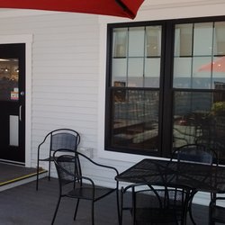 Monson General Store - 11 août 2018 / Terrasse extérieure de bon goût.