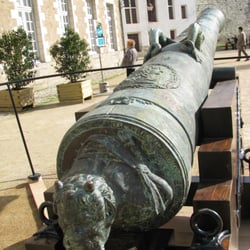 Musée d'histoire de Nantes - canon du Soleil Royal dans la cour du Chateau des Ducs de Bretagne