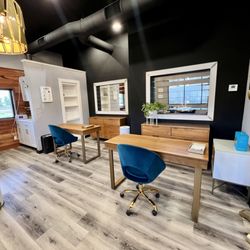 SHE Salon & Beauty Bar - Nail stations