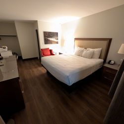 Riverfront Inn- Roseburg - The pet friendly king room with a river view looked just like the marketing pics! Beautiful and clean.