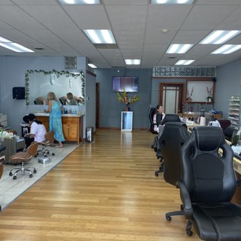 Diamond Nails - Inside - Nail Salons Near Me - Saint Charles, Missouri