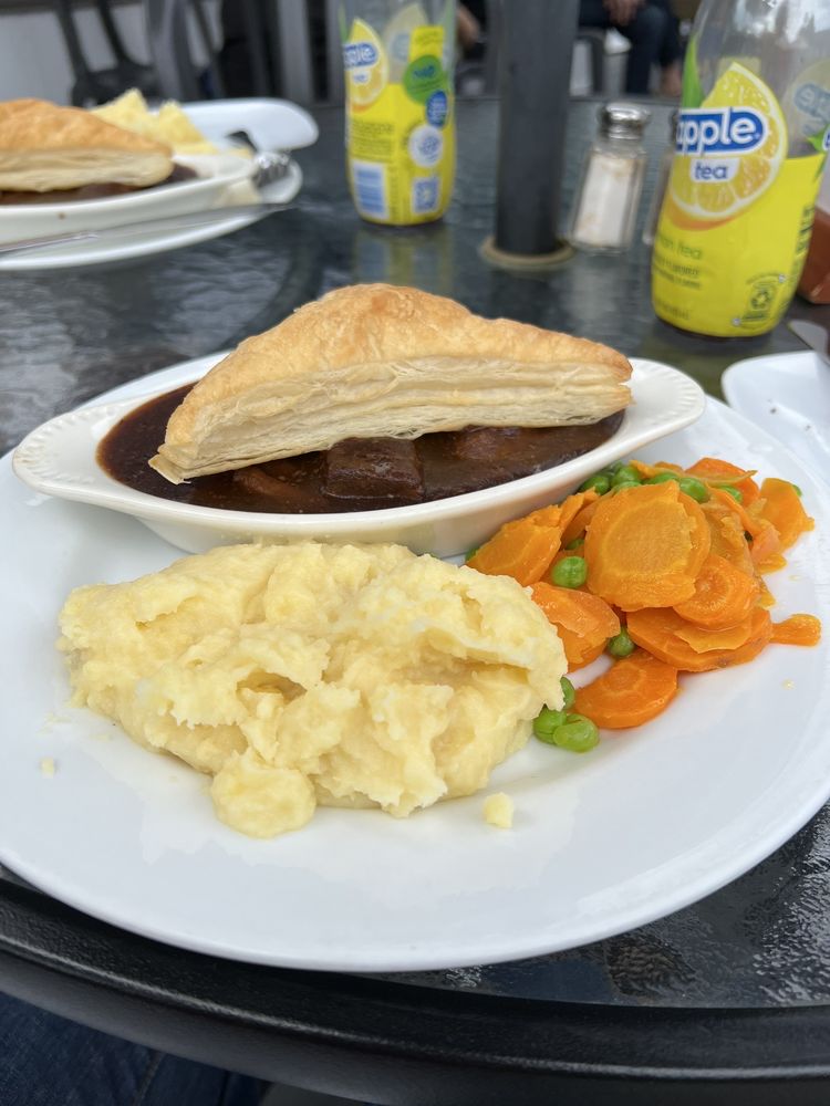 MacLaomainn's Scottish Pub Logo