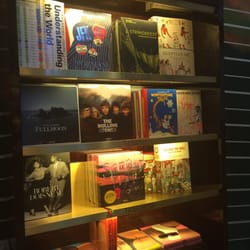 TASCHEN - Miami - Browsing table books