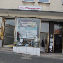 IBS Holtkamp - Die Geschäftsräume Eingangsbereich von aussen gesehen. Es liegt sehr zentral am Fliegenbusch; Angang der Frintroper Str.