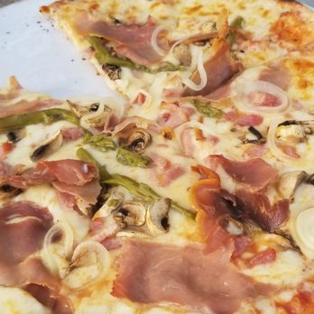 Le Bar du Château - The at-home pizza with escargot in the background - Creperies Near Me - Versailles, 78