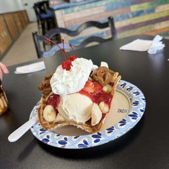 Twisted Turtle Creamery - Banana split - Ice Cream & Frozen Yogurt Near Me - St. Augustine, Florida