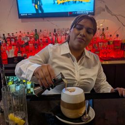 Jasmine adding my shot of Bailey's to the scrumptious cappuccino! Jasmine adding my shot of Bailey's to the scrumptious cappuccino!