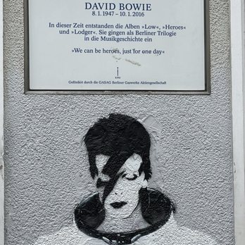 Ehemaliges Wohnhaus David Bowie - Plaque commemorating apartment Bowie lived in during his Berlin Years - Local Flavor Near Me - Berlin, BE