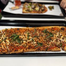 LovePizza - Italian sausage, basil & honey