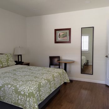 Bella Capri Inn & Suites - Room with a queen size bed - Hotels Near Me - Camarillo, California