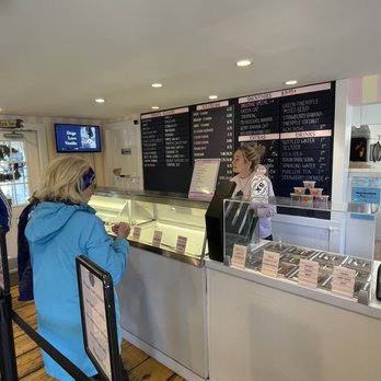 Sweet P's - Interior - Ice Cream & Frozen Yogurt Near Me - Essex, Connecticut Sweet P's - Interior - Ice Cream & Frozen Yogurt Near Me - Essex, Connecticut
