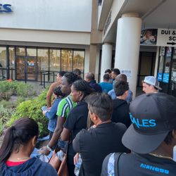 Driver License Office - Esas personas no respetaron el orden y se metieron de primero a la fuerza