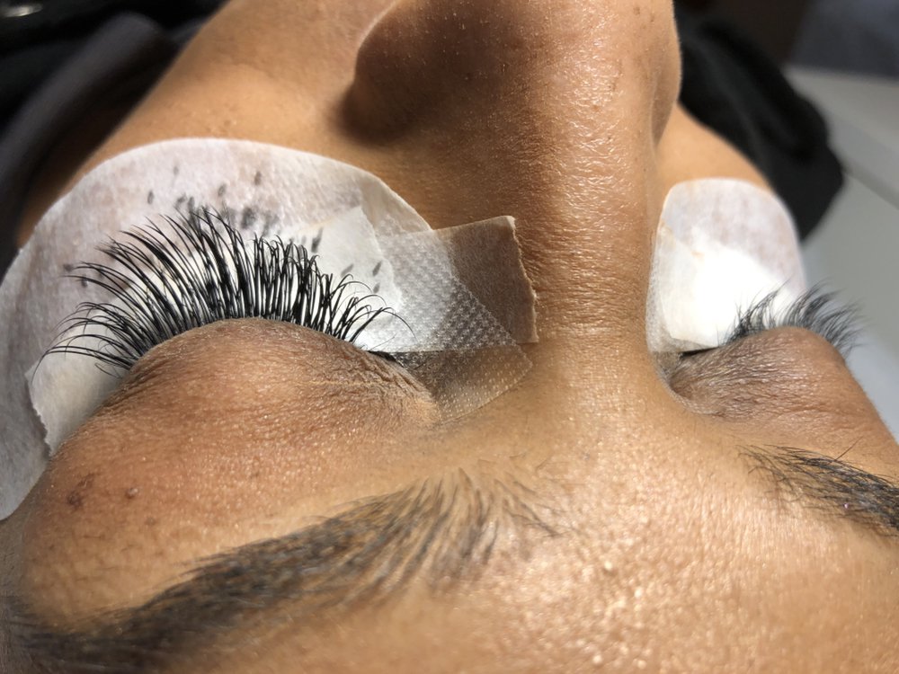 She’s Lash Logo