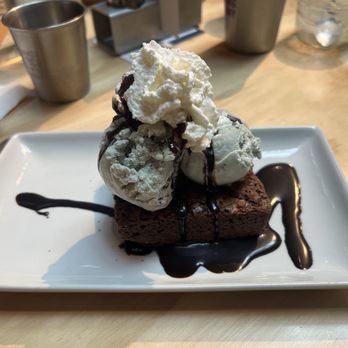 Common Block Brewing Company - Klamath Falls - Brownie and ice cream - Brewpubs Near Me - Klamath Falls, Oregon Common Block Brewing Company - Klamath Falls - Brownie and ice cream - Brewpubs Near Me - Klamath Falls, Oregon