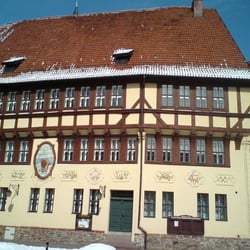 Rathaus - Rathaus Stolberg mit den Zunftzeichen über den unteren Fenstern.