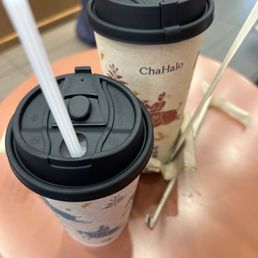Osmanthus oolong milk tea and dark milk tea Osmanthus oolong milk tea and dark milk tea