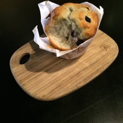 MoVida - Jet, set and let's go! A delicious blueberry muffin between flights