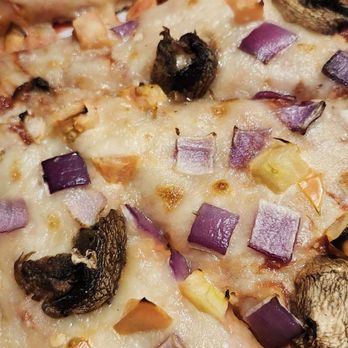 Pizza Twist - Mushrooms, red onions and tomatoes - Pizza Near Me - Riverside, California Pizza Twist - Mushrooms, red onions and tomatoes - Pizza Near Me - Riverside, California