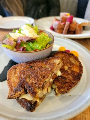 ēst Restaurant by null