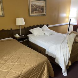 Cherry Lane Motor Inn - Beds