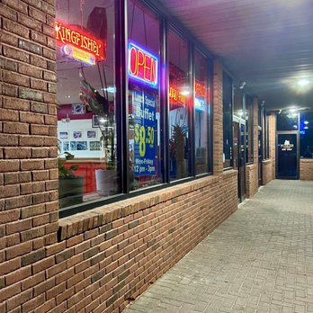 Huskies Tavern - Entrance on right past wing express - American Near Me - Storrs, Connecticut