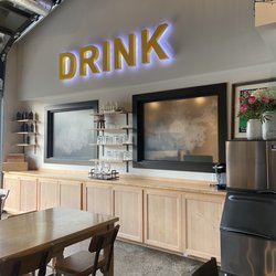 Alchemy Wine & Beer - Bar/water area