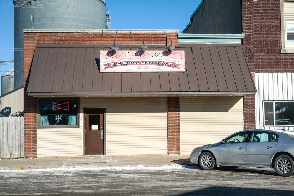 HOLE IN THE WALL Updated October 2024 311 E Grove St, Lawler, Iowa
