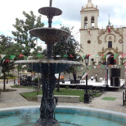 Plaza Central - Fuente con la iglesia atras
