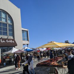 Balakian Farms - Waiting in line, Ferry Farmers Market SF, shelter in place