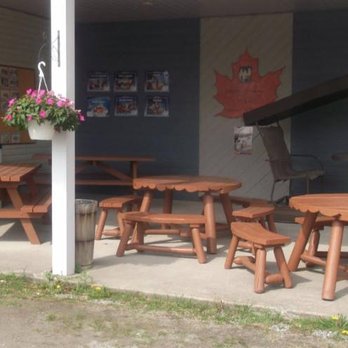 Cantine Ti-Mousse - tables and chairs outside a restaurant - Fast Food Near Me - Saint-Romain, Quebec Cantine Ti-Mousse - tables and chairs outside a restaurant - Fast Food Near Me - Saint-Romain, Quebec