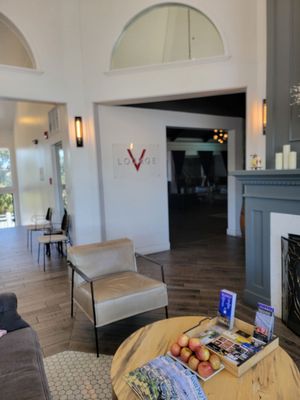 Vinland Hotel and Lounge by null