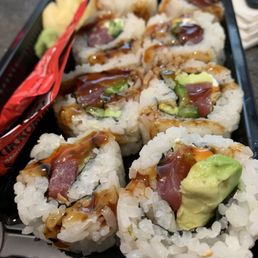 Spicy tuna sushi, pretty decent