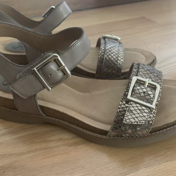 DSW Designer Shoe Warehouse - Shoe Stores Near Me - Orland Park, Illinois