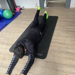 Move Personal Training & Ernährungsberatung - Funktionelle Übungen mit einem Fußballer