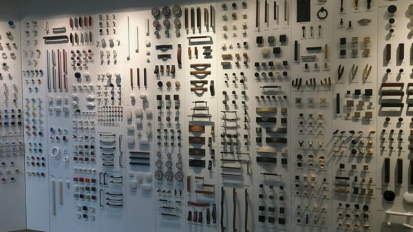 La Quincaillerie - Poignées de portes et de fenêtres, butoirs by null