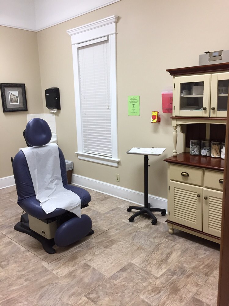 DERMATOLOGY & SKIN CANCER CENTER Updated August 2024 230 N