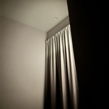 The Evergreen - Outdoor light next to small window with thin blind - too much light flooding into room at night! - Hotels Near Me - Corte Madera, California The Evergreen - Outdoor light next to small window with thin blind - too much light flooding into room at night! - Hotels Near Me - Corte Madera, California