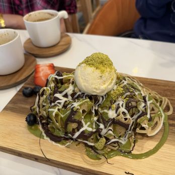 Venus Cafe - Fruit Nest with banana and strawberries - Cafes Near Me - Kent, Washington