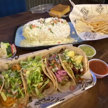 Beto's Tacos - Chips + awesome salsa bar = complimentary チップスはサービスでテーブルに持って来てくれます。サルサバーから自由にソースなど取ってOK。玉ねぎマリネは結構な辛さ。キュウリと一緒に食べると適度な辛さに。 - Tacos Near Me - Suwanee, Georgia Beto's Tacos - Chips + awesome salsa bar = complimentary チップスはサービスでテーブルに持って来てくれます。サルサバーから自由にソースなど取ってOK。玉ねぎマリネは結構な辛さ。キュウリと一緒に食べると適度な辛さに。 - Tacos Near Me - Suwanee, Georgia