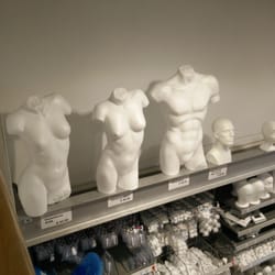 idee. - Wer wollte nicht schon immer eine kopflose Styropor-Statue haben?