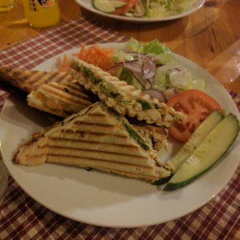 Café Art - Kyckling med fetaost macka. Bra smak och stadig portion - Cafes Near Me - Stockholm, Alberta