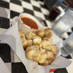 Wise Guys Pizzeria - Pizza, garlic knots & cider