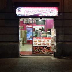 Mondo Pizza - L'ingresso del locale. Piccolo e quasi defilato,  ma vale la pena entrare!