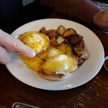 Valley River Inn by Valley River inn - Eggs Benedict @ Sweetwaters, Valley River Inn - Hotels Near Me - Eugene, Oregon Valley River Inn by Valley River inn - Eggs Benedict @ Sweetwaters, Valley River Inn - Hotels Near Me - Eugene, Oregon