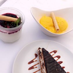 Xampú - Postres: mango ice cream, coconut chocolate cake, fruit and yogurt