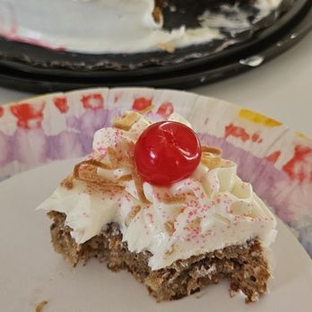 No Label At The Table - hummingbird cake - Bakeries Near Me - Carmel, Indiana