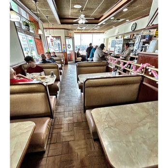 Alexander's Restaurant - Inside Alexander's Restaurant.(NClark/WPeterson Area)Edgewater. Nice Small Breakfast/Lunch Place. Very Nice Service & Good Food. Cool! - Diners Near Me - Chicago, Illinois