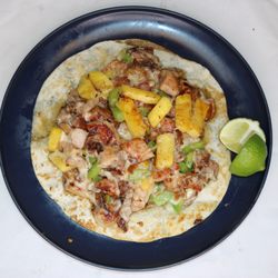 El no me nigues, una mezcla de Asada, tocino y chuleta con pimientos y piña gratinados en abundante queso.