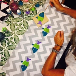 Taller de Deco en Amelie - Se trabaja con pinturas y aprenden técnicas