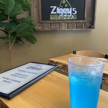 Ziggy's Pizza - Pretty cool longitudinal table - Sandwiches Near Me - Enfield, New Hampshire